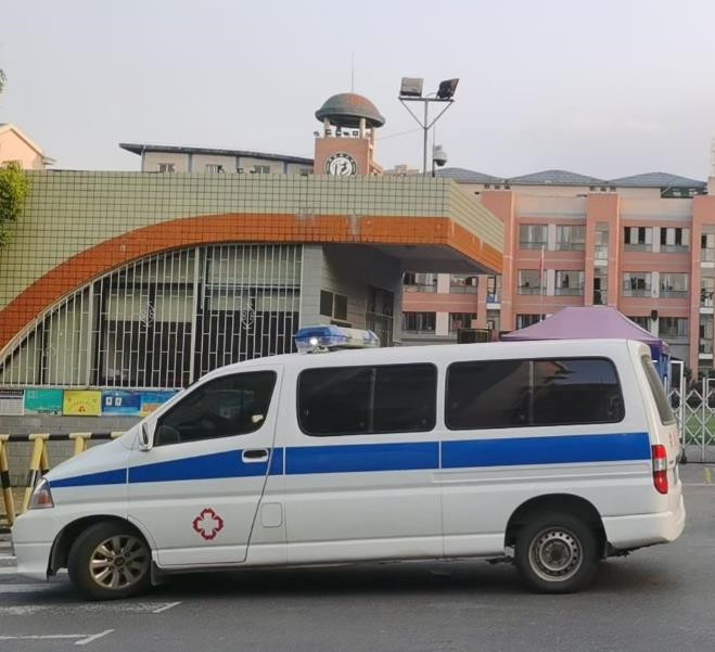 钦州救护车出租护送骨折病人一公里多少钱